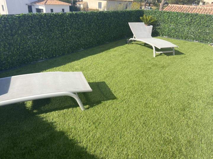 Distributeur de feuillage artificiel Sainte-Maxime