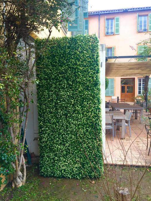 Distributeur de feuillage artificiel Sainte-Maxime